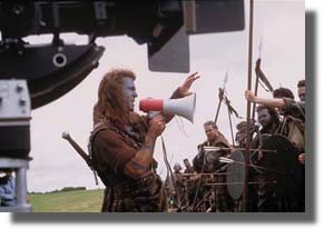 Mel Gibson dáva hercom pokyny pred nakrúcaním prvej bitky